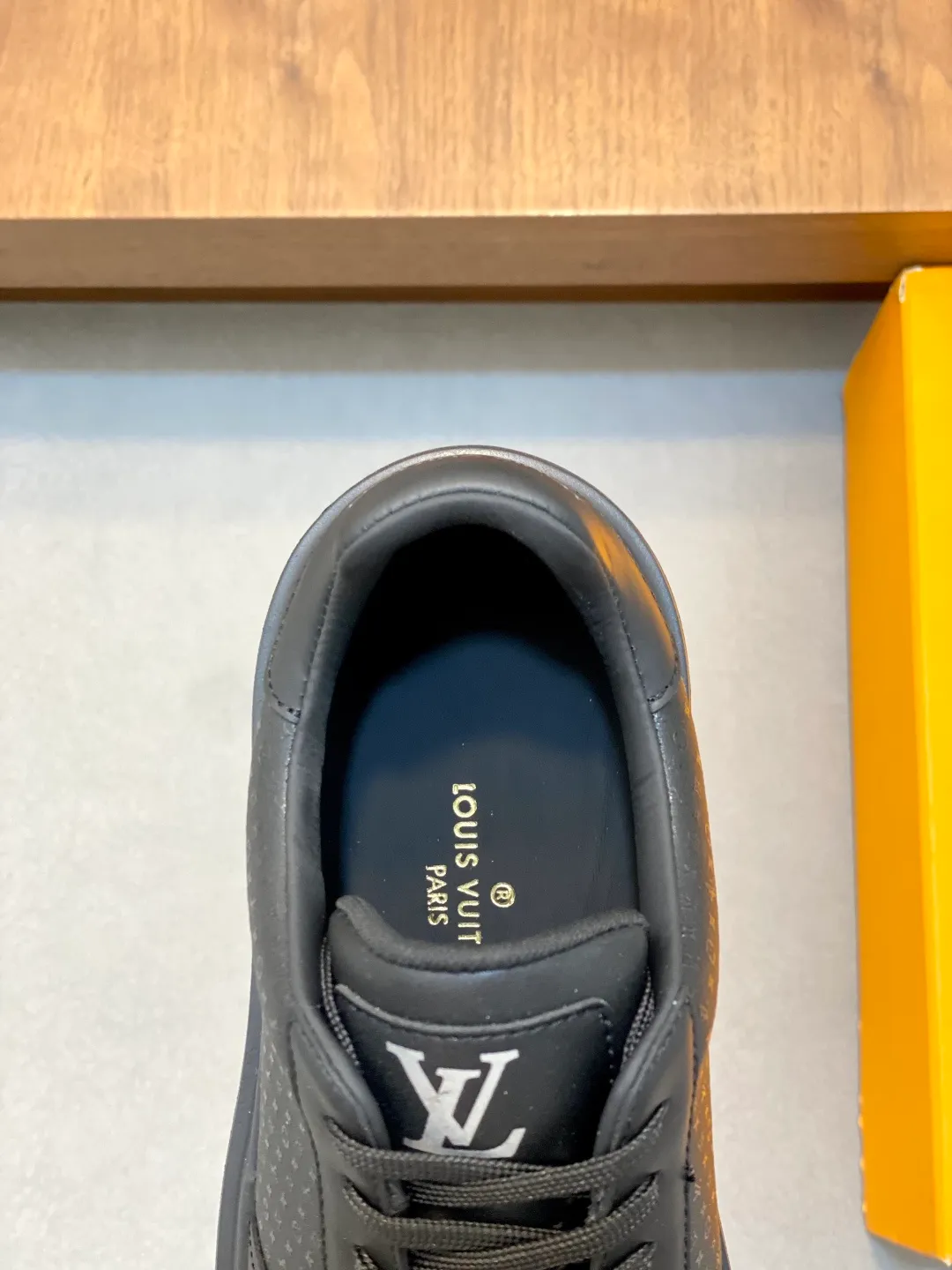 Factory price: 400💰LV🆕 New men's high-end casual sports shoes, using imported first-layer cowhide silk-screened brand lougou, original ultra-light men's shoes 💰u outsole, wear-resistant and comfortable, Monogram lougou embellished rubber outsole, breathable mesh lining, versatile classic style! Size: 38-44 (.45, 46 customized)